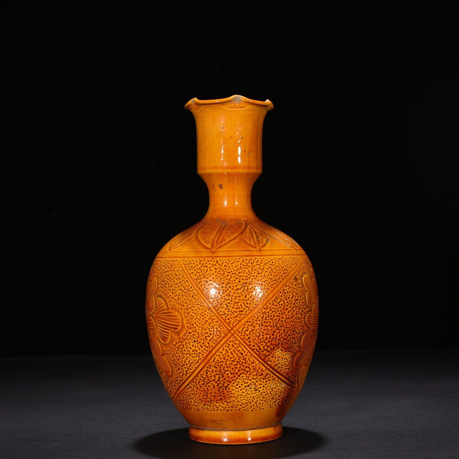 Song Dynasty Ding kiln yellow glaze new official style engraved flower pattern vase