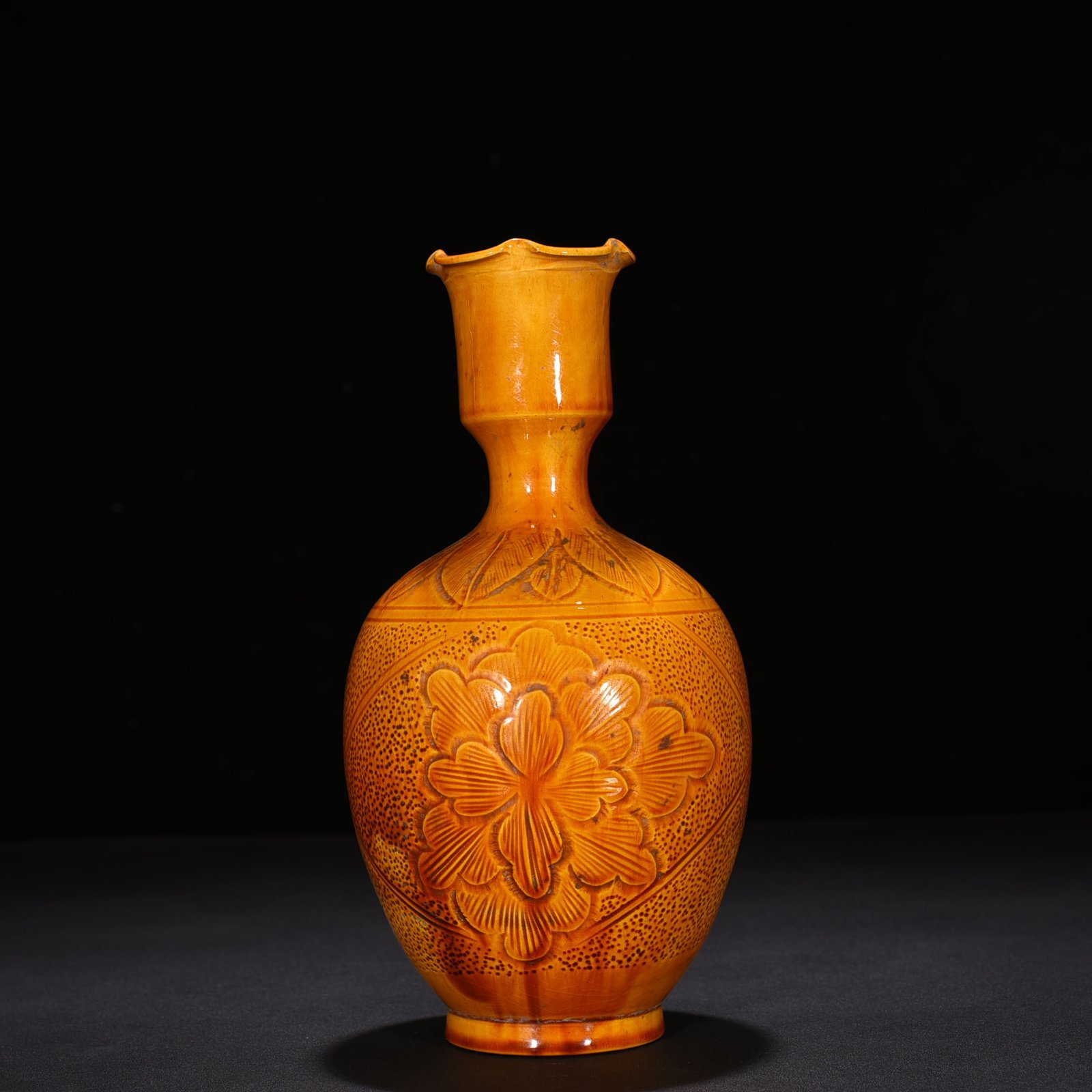 Song Dynasty Ding kiln yellow glaze new official style engraved flower pattern vase