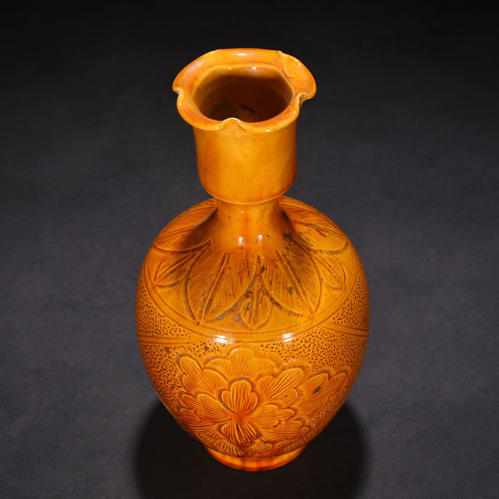 Song Dynasty Ding kiln yellow glaze new official style engraved flower pattern vase