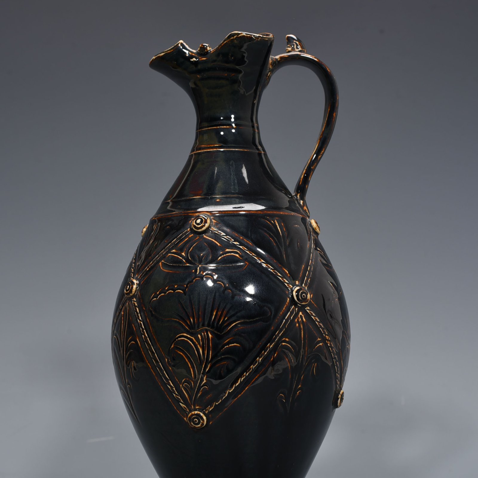 Song Dynasty Ding kiln black glaze engraved with floral patterns