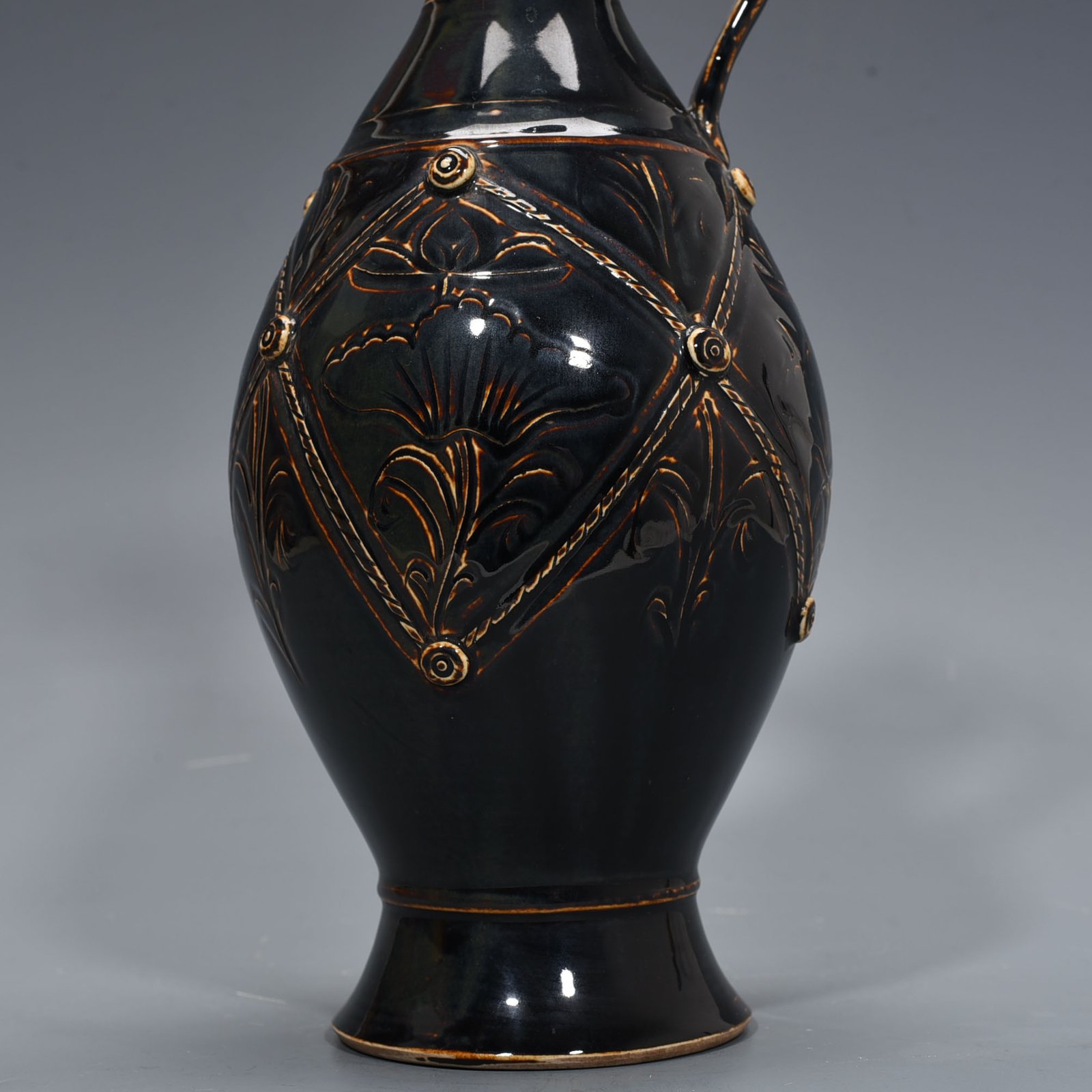 Song Dynasty Ding kiln black glaze engraved with floral patterns