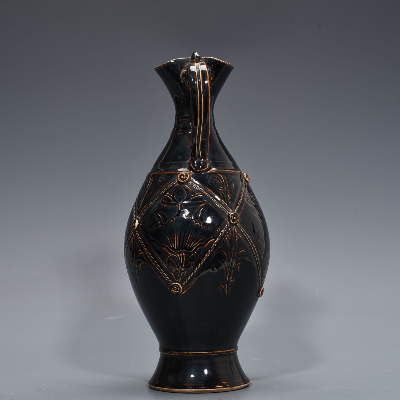 Song Dynasty Ding kiln black glaze engraved with floral patterns