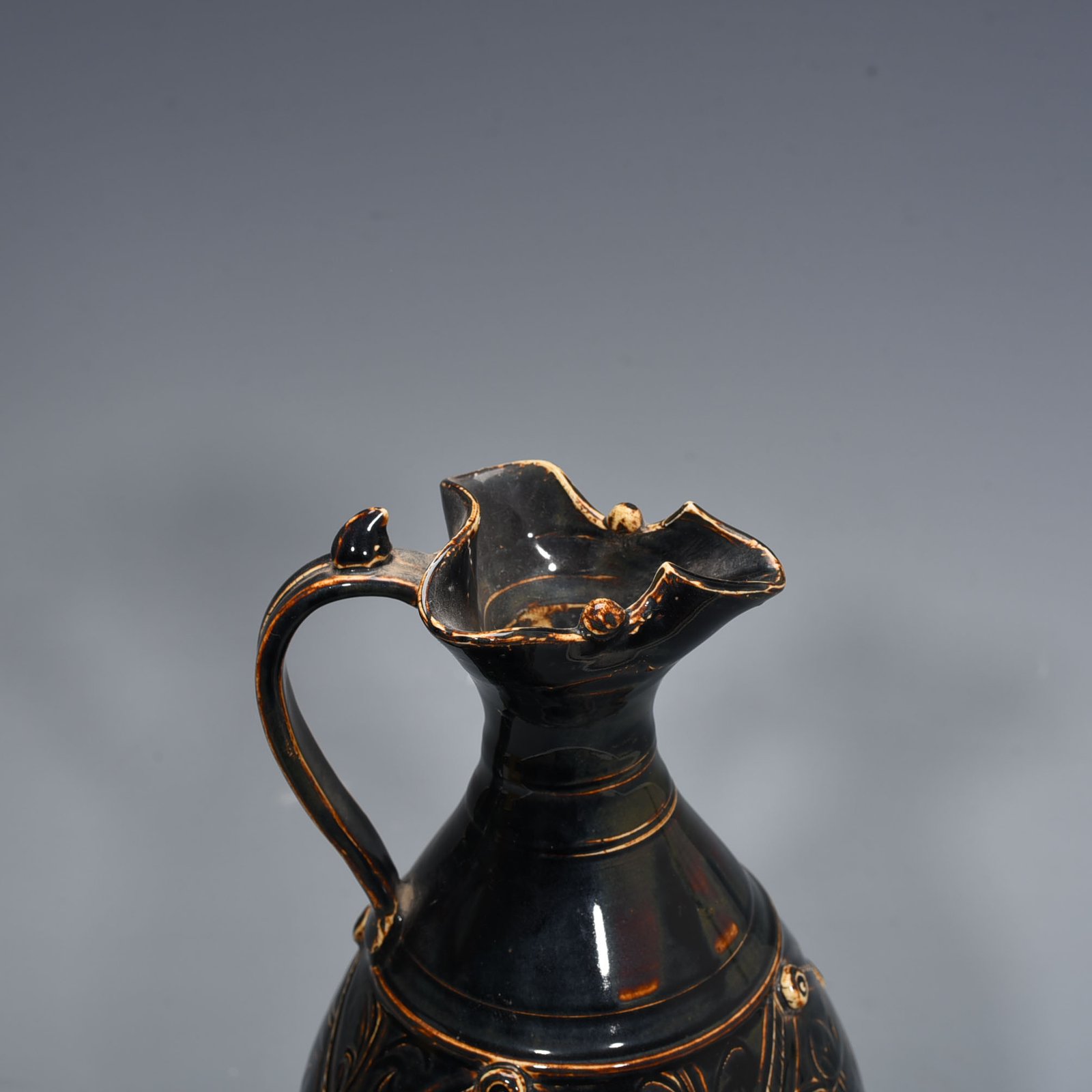Song Dynasty Ding kiln black glaze engraved with floral patterns
