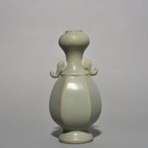 Song Dynasty Chongning first year model elephant ear garlic bottle