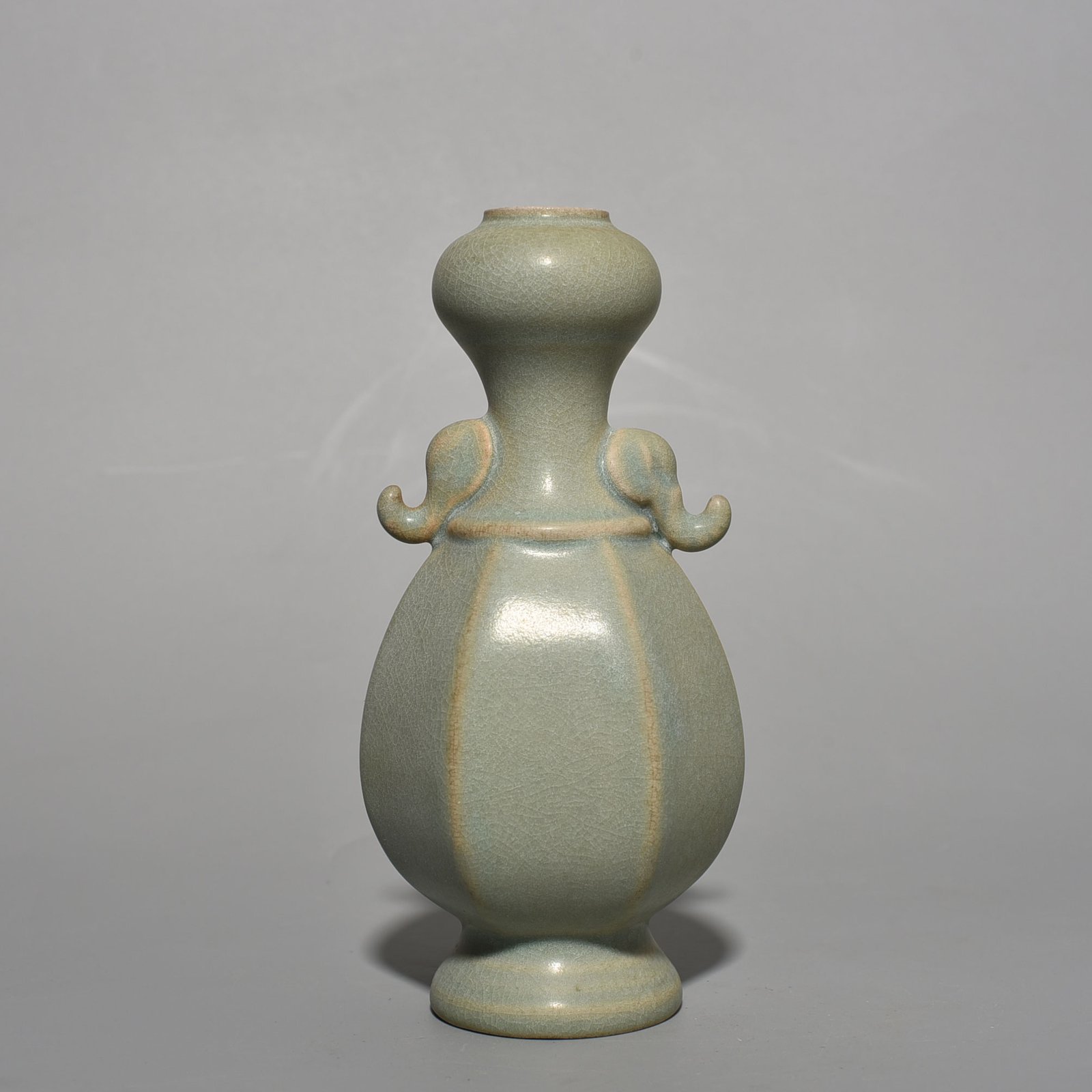 Song Dynasty Chongning first year model elephant ear garlic bottle