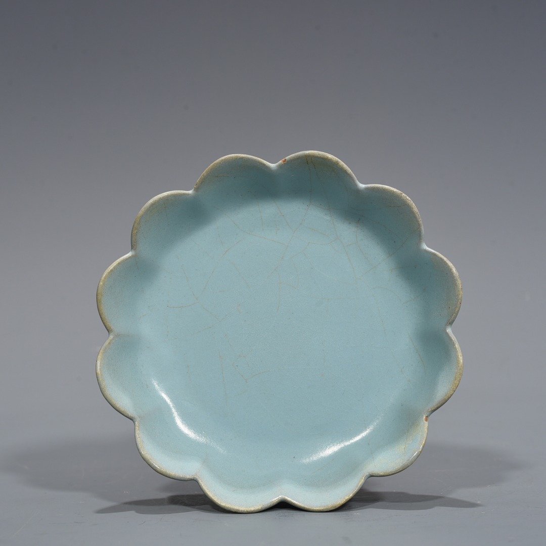 Song Dynasty Ru kiln Xiu Nei Si style azure glazed lotus plate