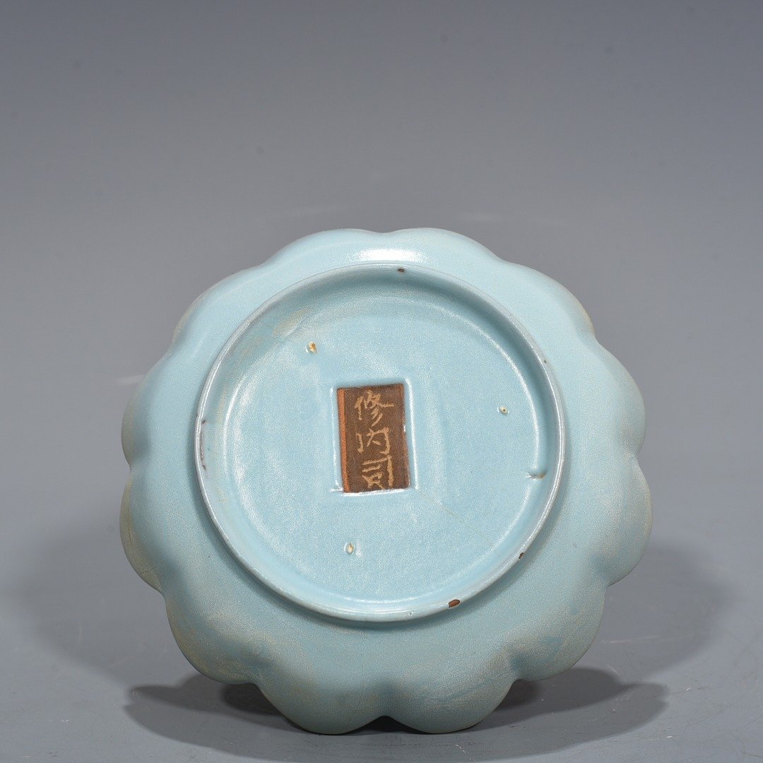 Song Dynasty Ru kiln Xiu Nei Si style azure glazed lotus plate