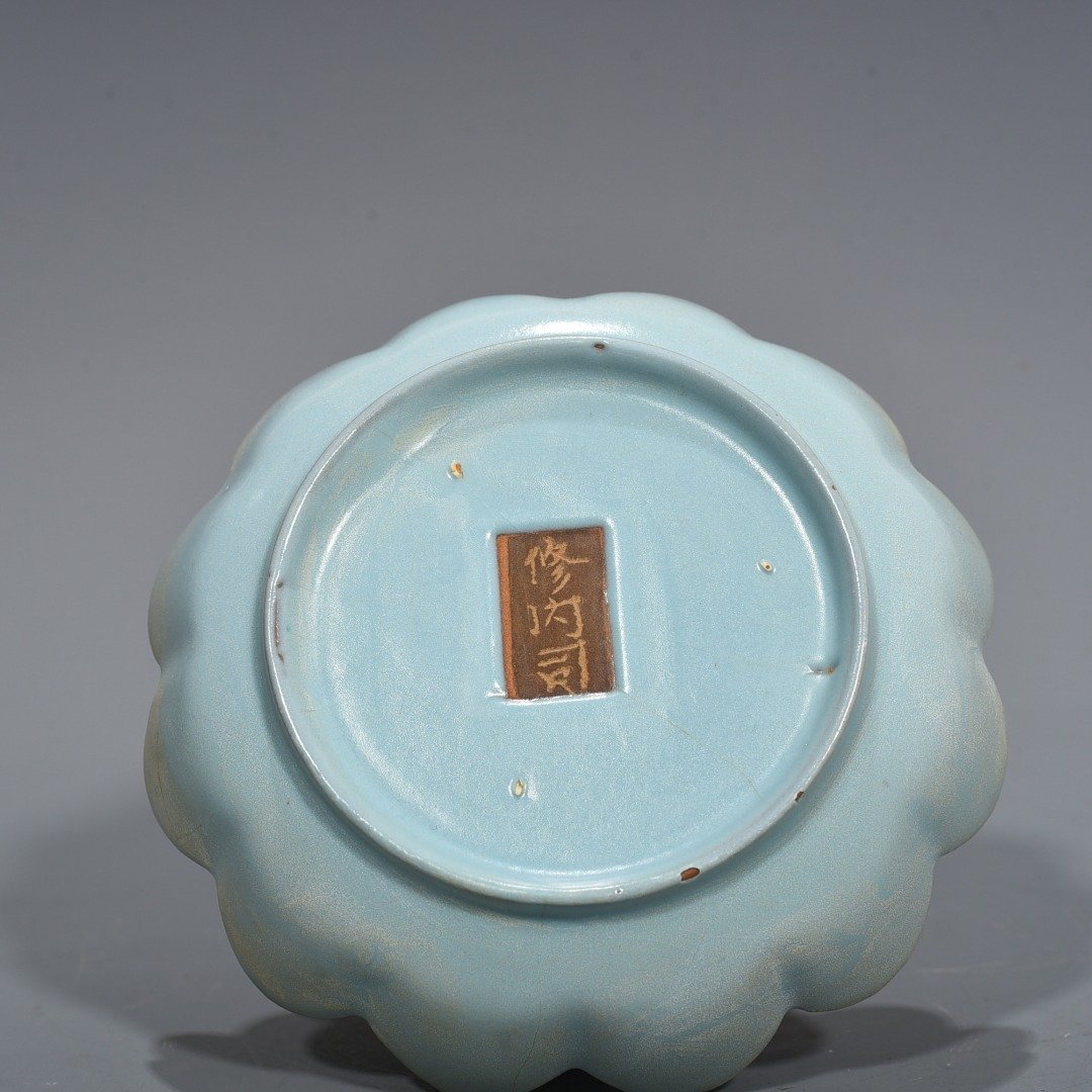 Song Dynasty Ru kiln Xiu Nei Si style azure glazed lotus plate