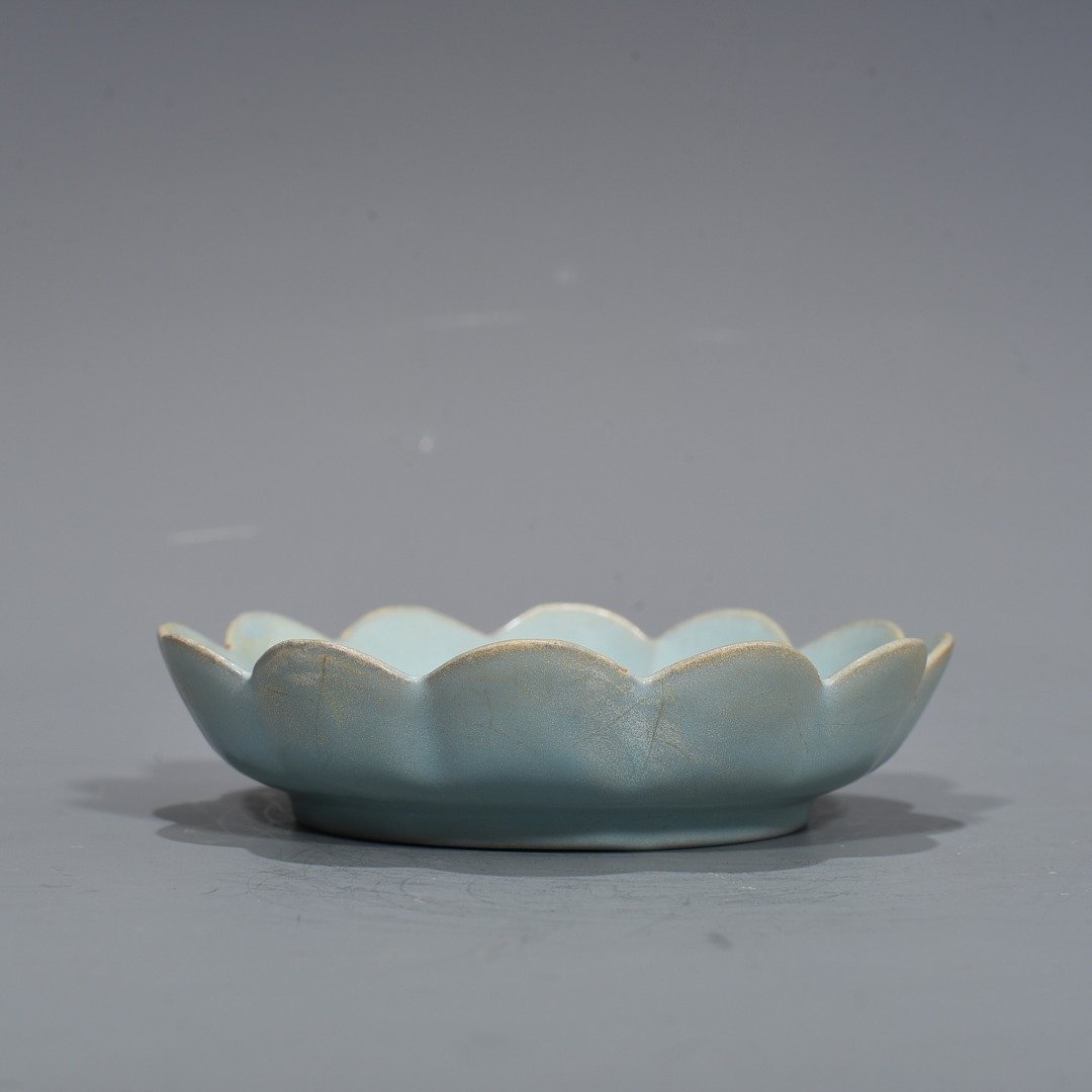 Song Dynasty Ru kiln Xiu Nei Si style azure glazed lotus plate