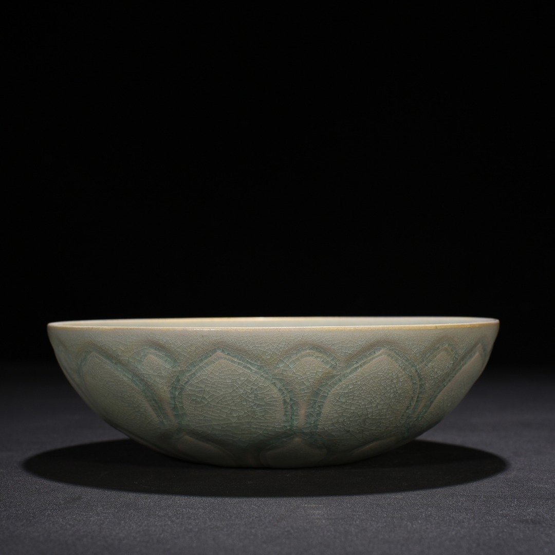 Song Dynasty Ru kiln ice cracked arhat bowl with lotus petal pattern bowl