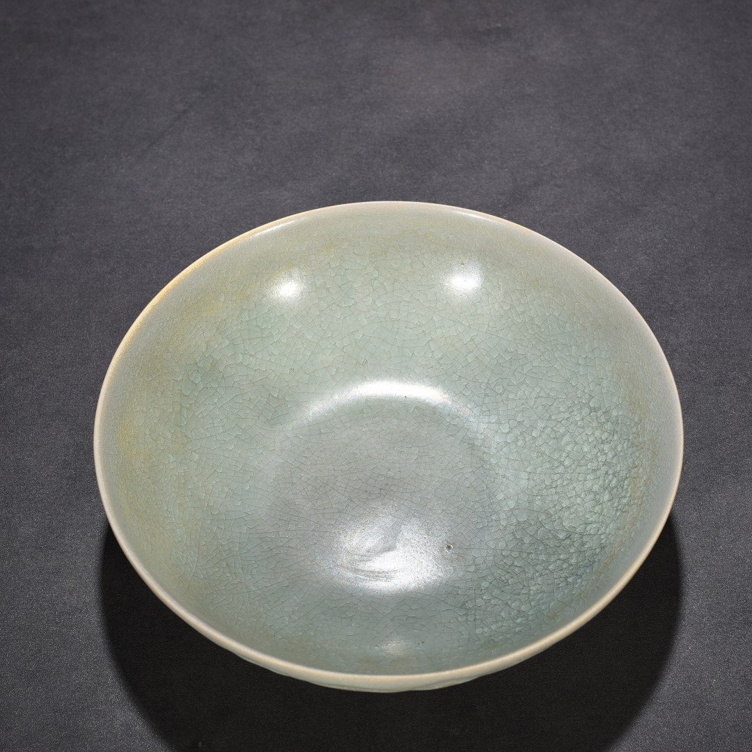 Song Dynasty Ru kiln ice cracked arhat bowl with lotus petal pattern bowl