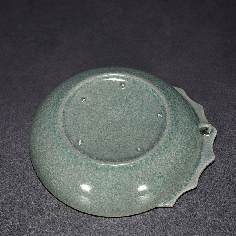 Song Dynasty Ruyao ice cracked hat and ear wash