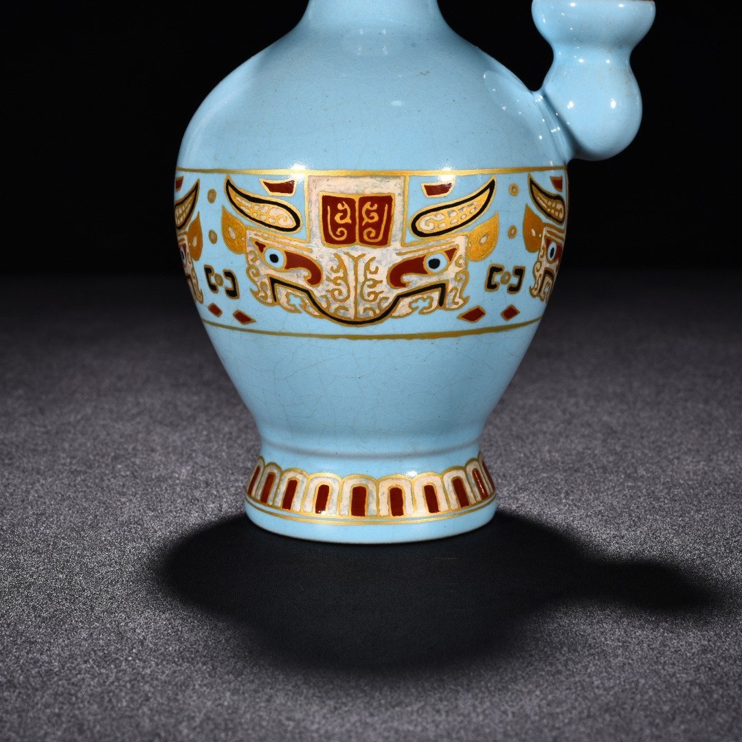 Song Dynasty Ru kilna sky-blue glaze with gold painted Taotie beast face pattern Pot