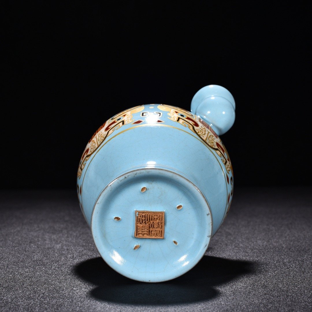 Song Dynasty Ru kilna sky-blue glaze with gold painted Taotie beast face pattern Pot