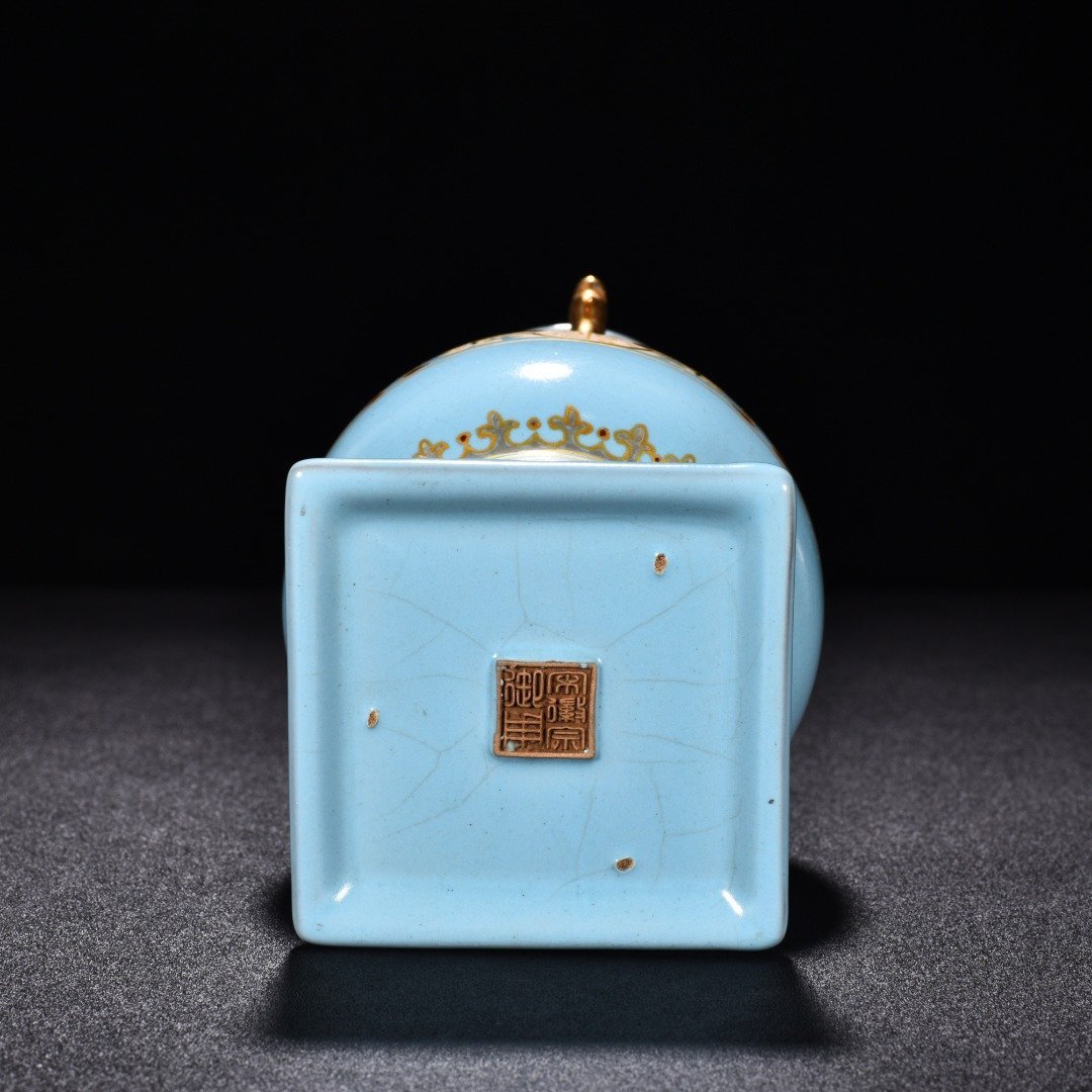 Song Dynasty Ru kilnsky blue glaze gold painted dragon ear vase