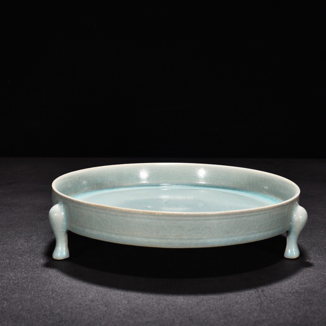 Song Dynasty Ru kiln azure glaze three-legged washing machine