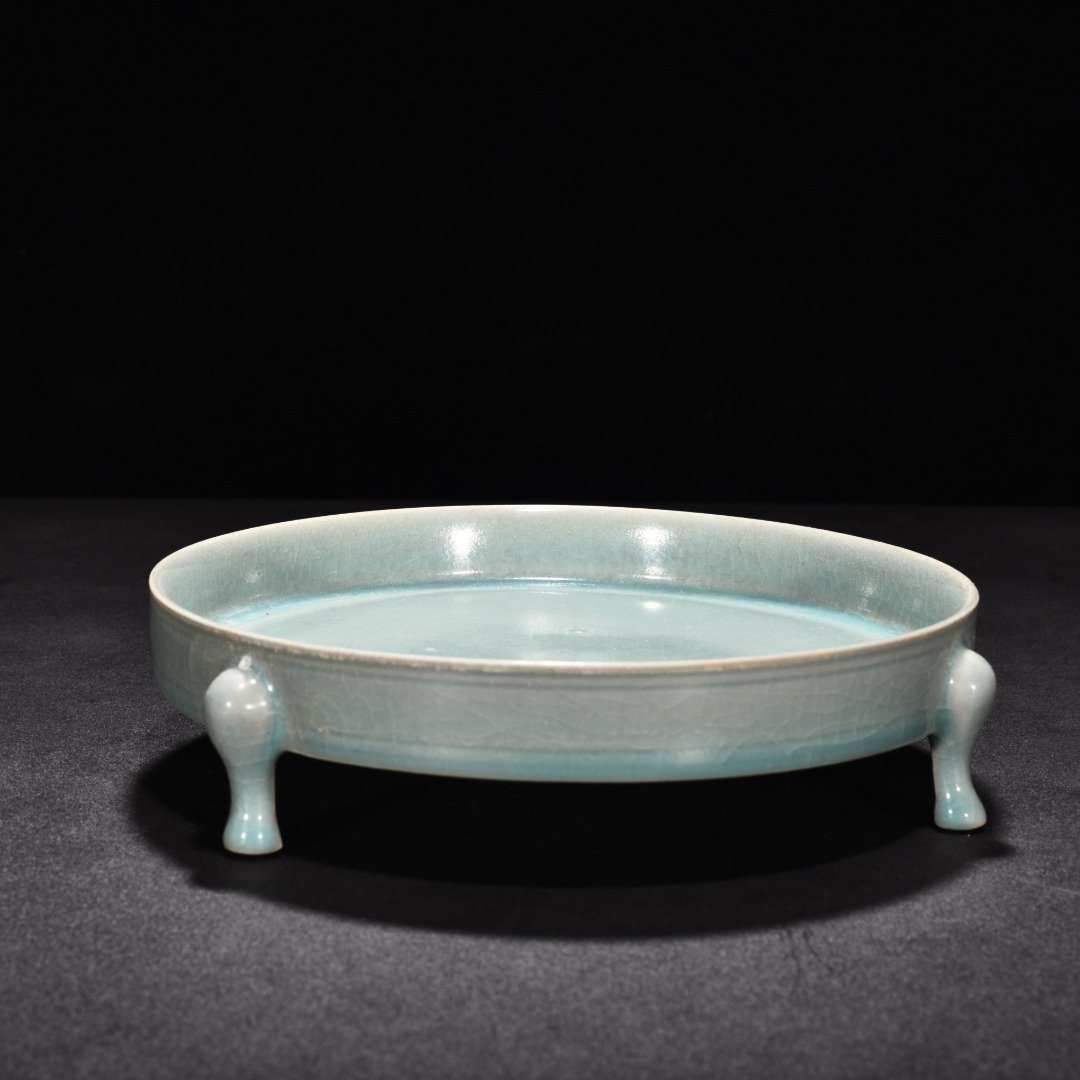 Song Dynasty Ru kiln azure glaze three-legged washing machine