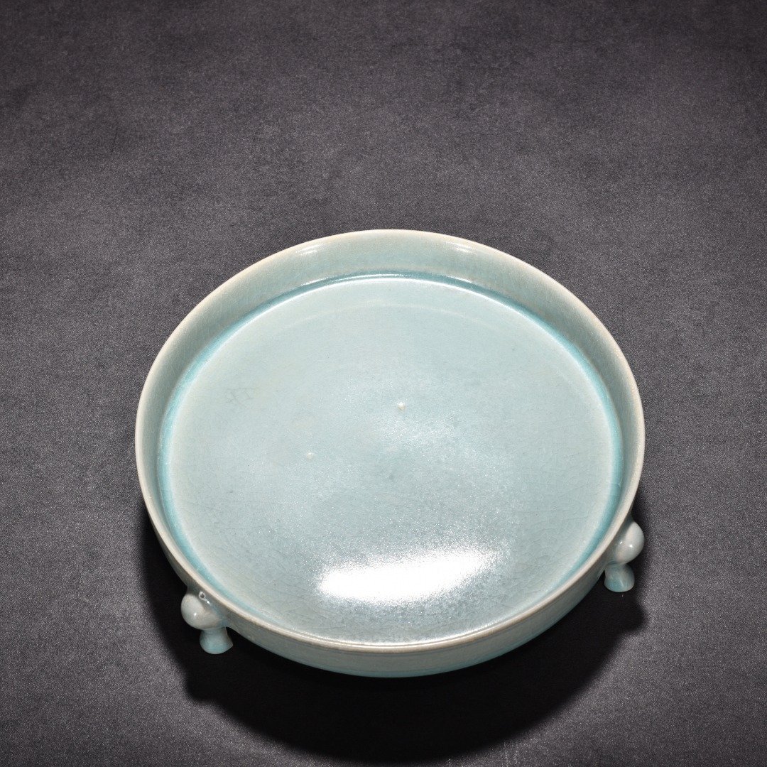 Song Dynasty Ru kiln azure glaze three-legged washing machine