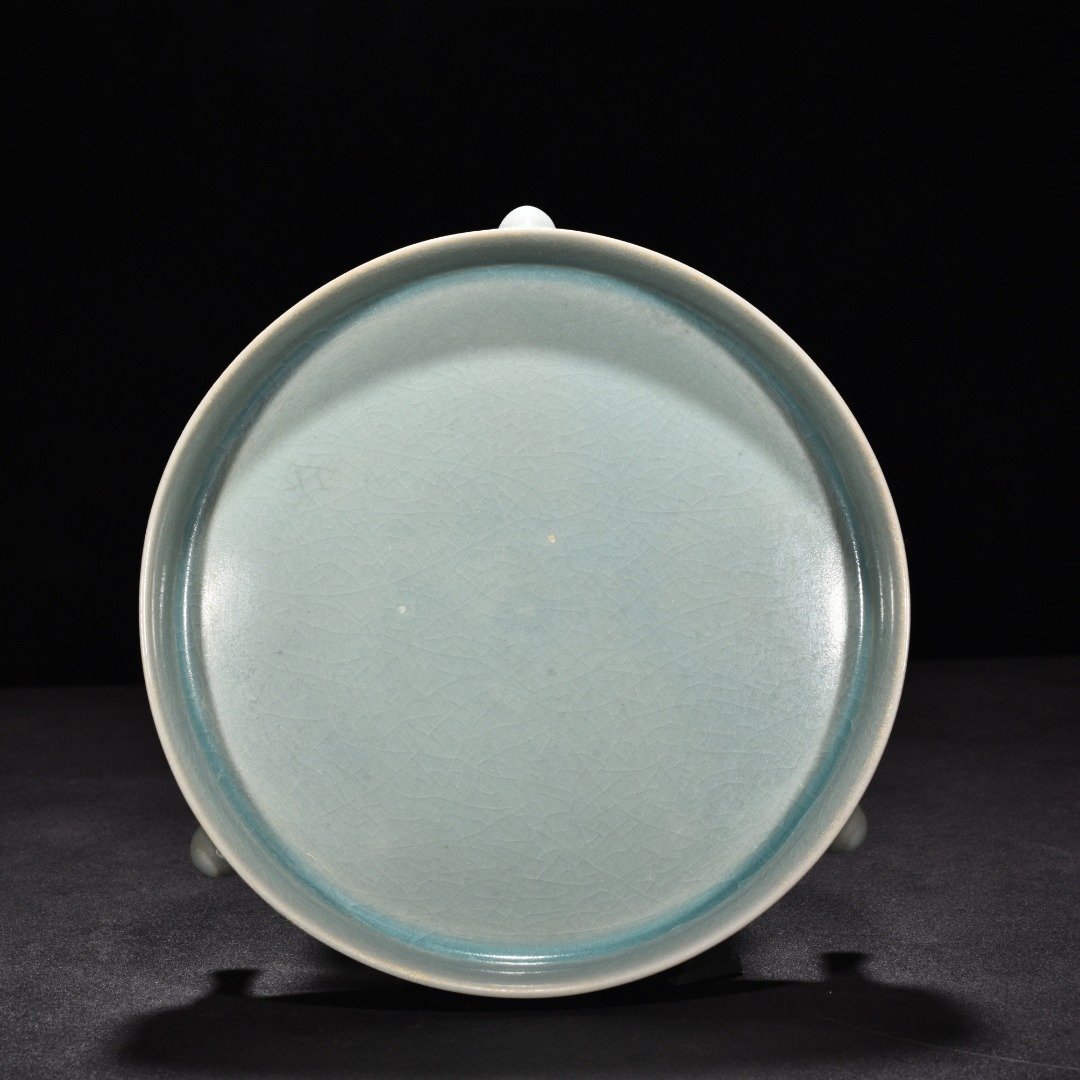 Song Dynasty Ru kiln azure glaze three-legged washing machine