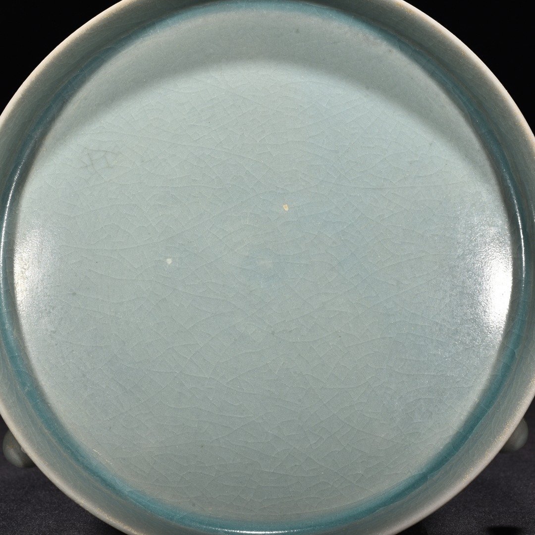 Song Dynasty Ru kiln azure glaze three-legged washing machine