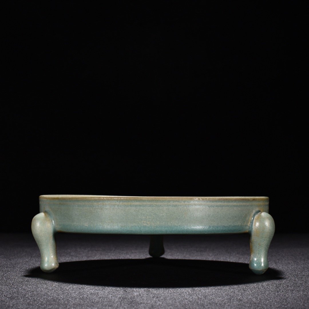Song Dynasty Ru Kiln  Azure-glazed three-legged washer