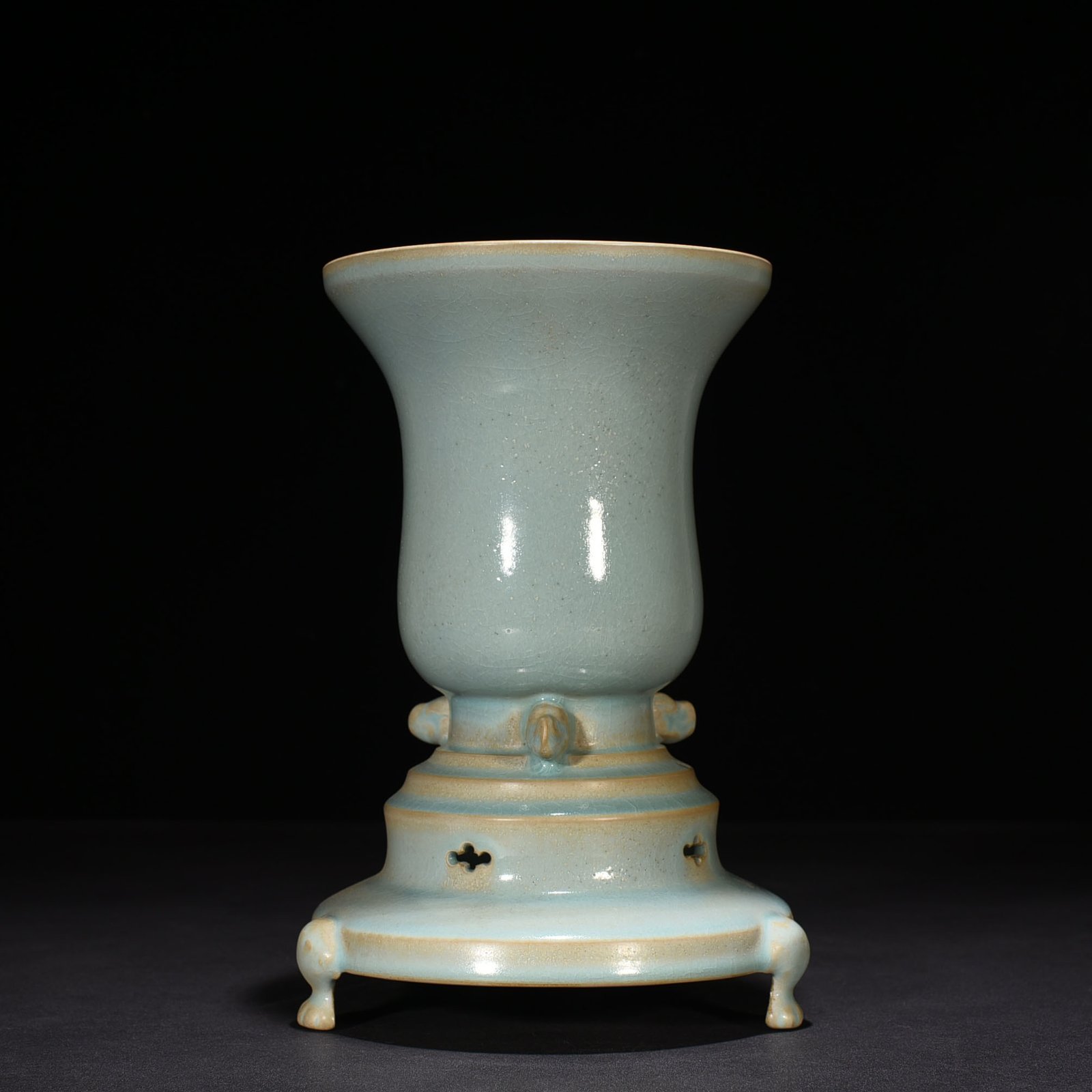 Song Dynasty Ru kiln azure glaze three-legged furnace
