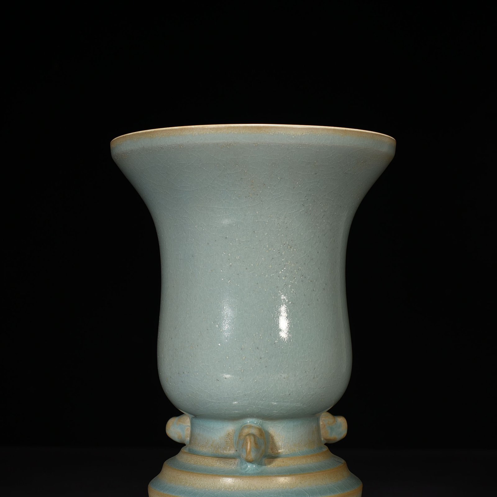Song Dynasty Ru kiln azure glaze three-legged furnace