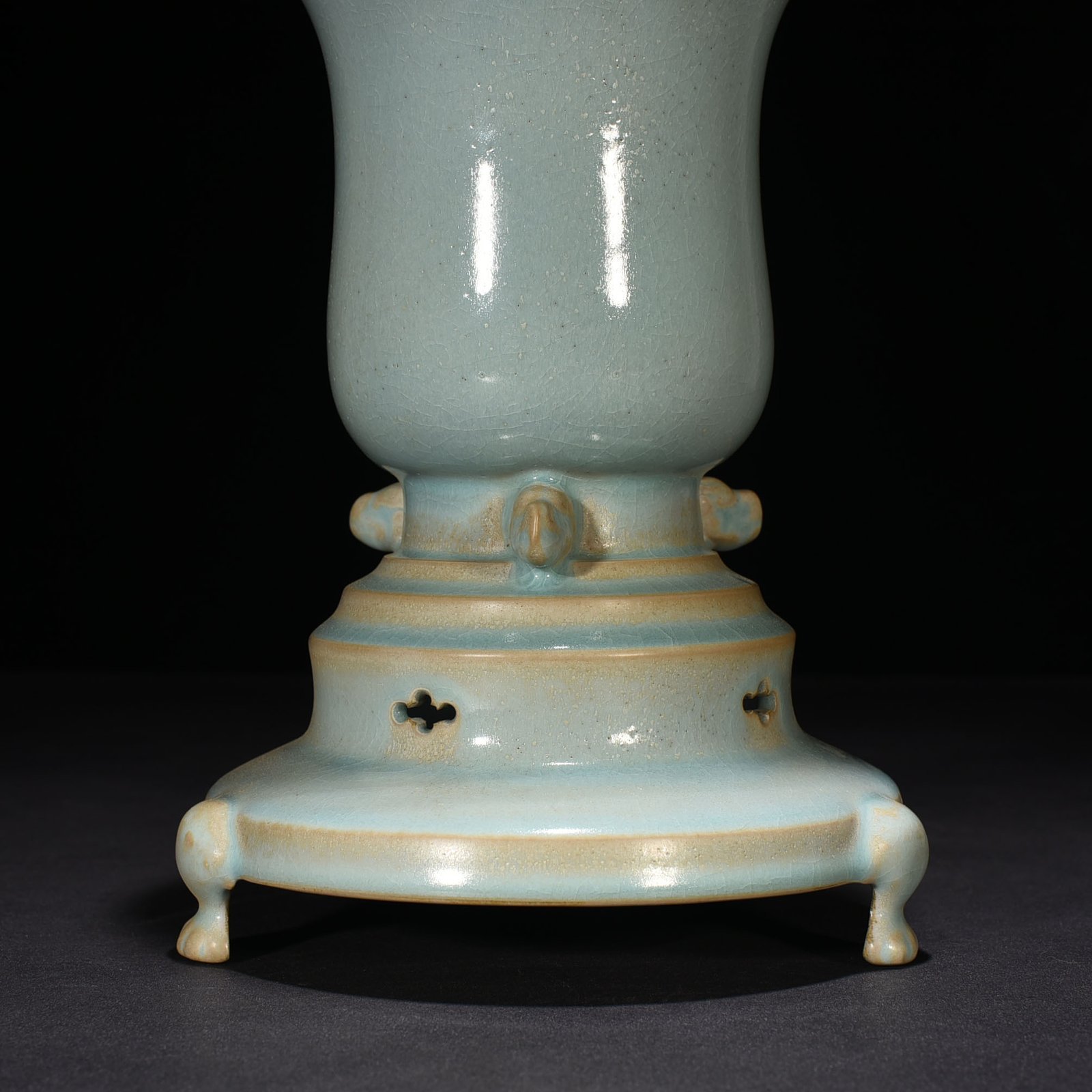 Song Dynasty Ru kiln azure glaze three-legged furnace