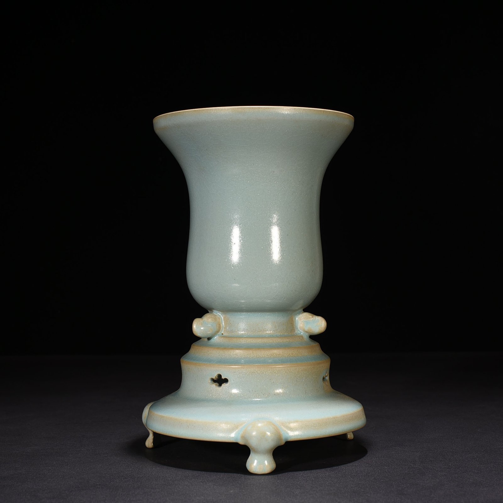 Song Dynasty Ru kiln azure glaze three-legged furnace