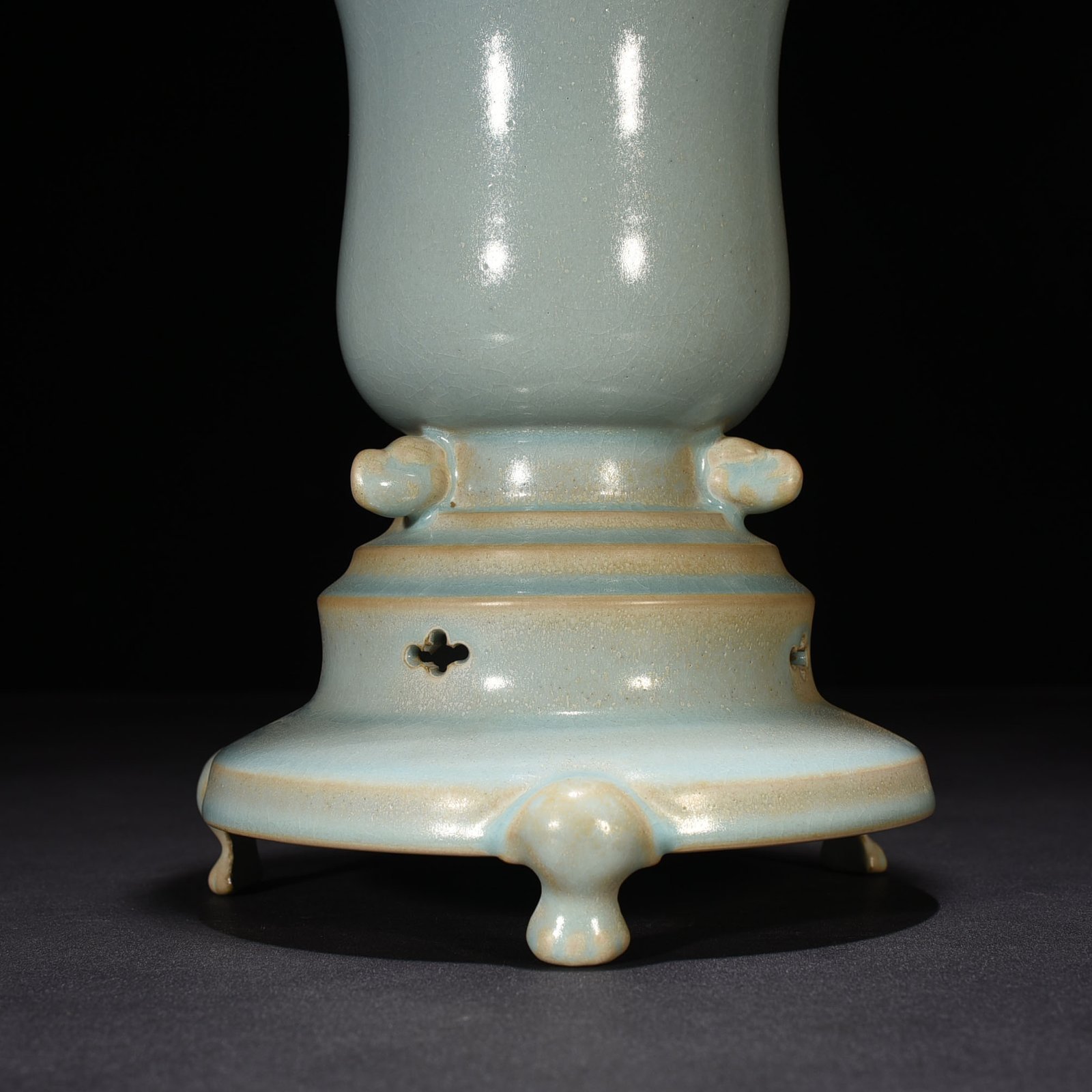 Song Dynasty Ru kiln azure glaze three-legged furnace