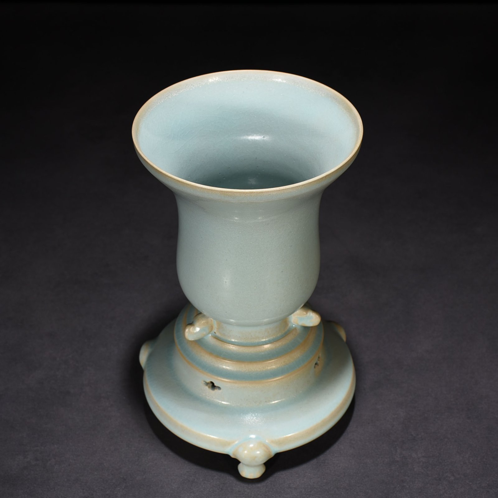 Song Dynasty Ru kiln azure glaze three-legged furnace