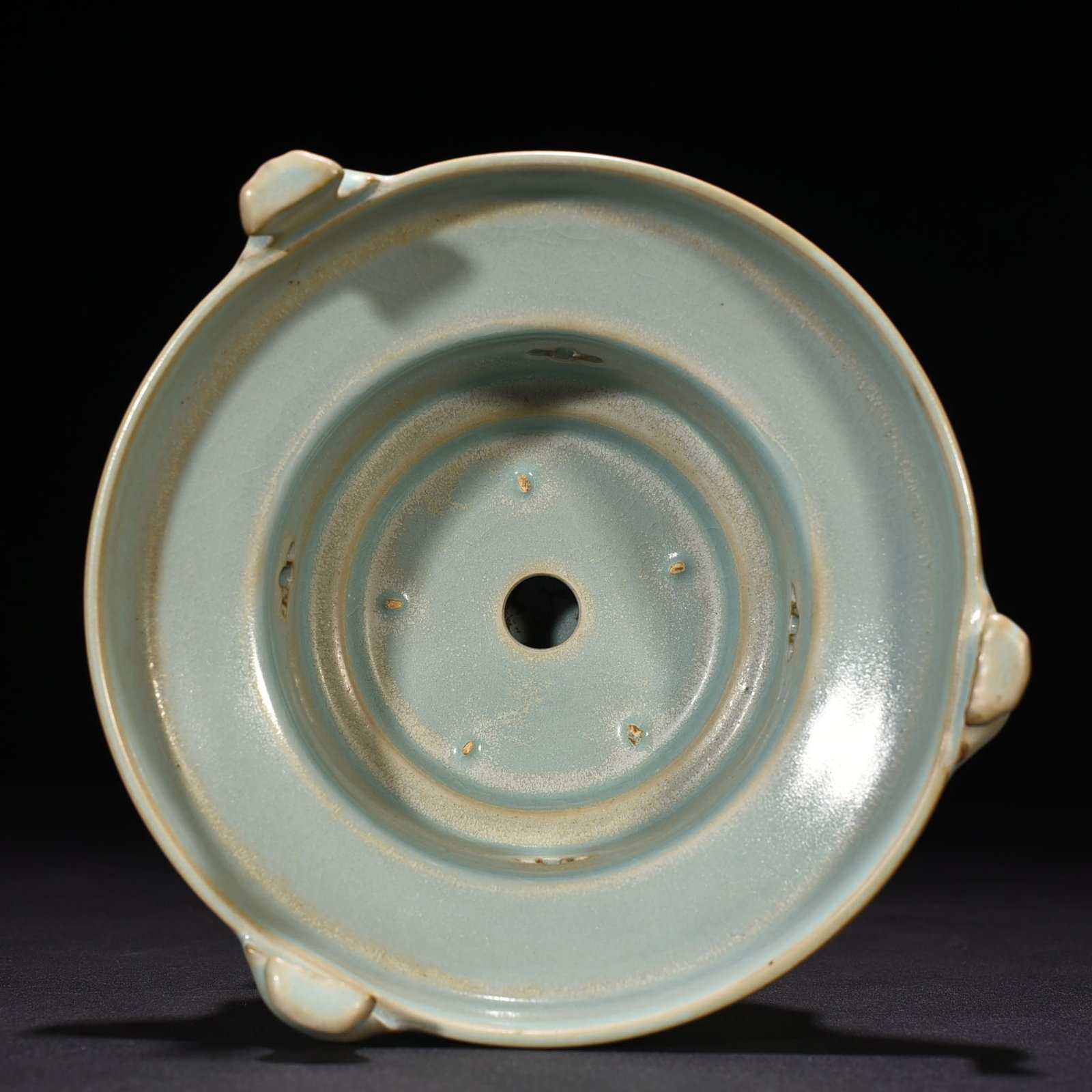 Song Dynasty Ru kiln azure glaze three-legged furnace