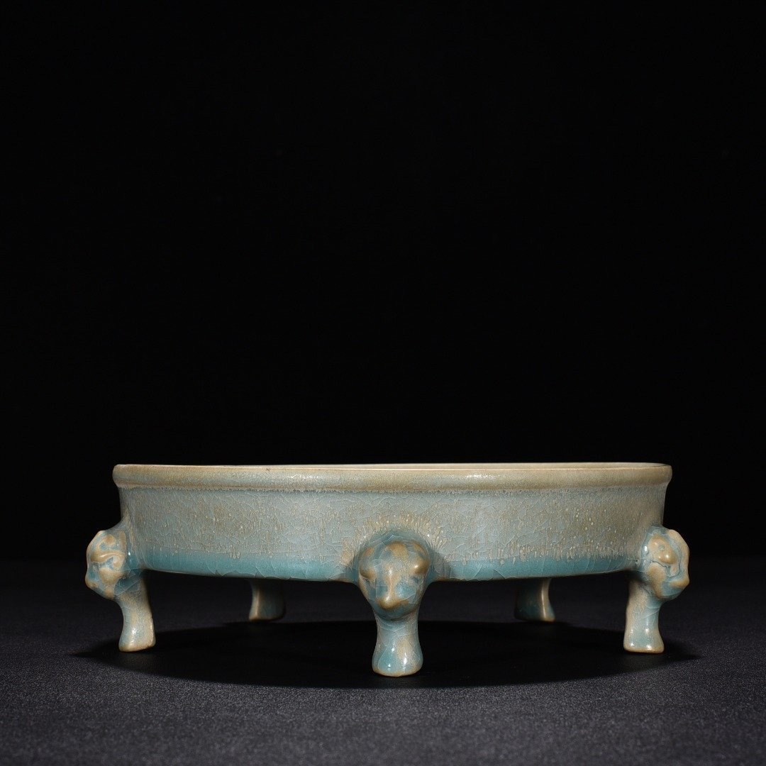 Song Dynasty Ru Kiln azure glaze animal foot wash