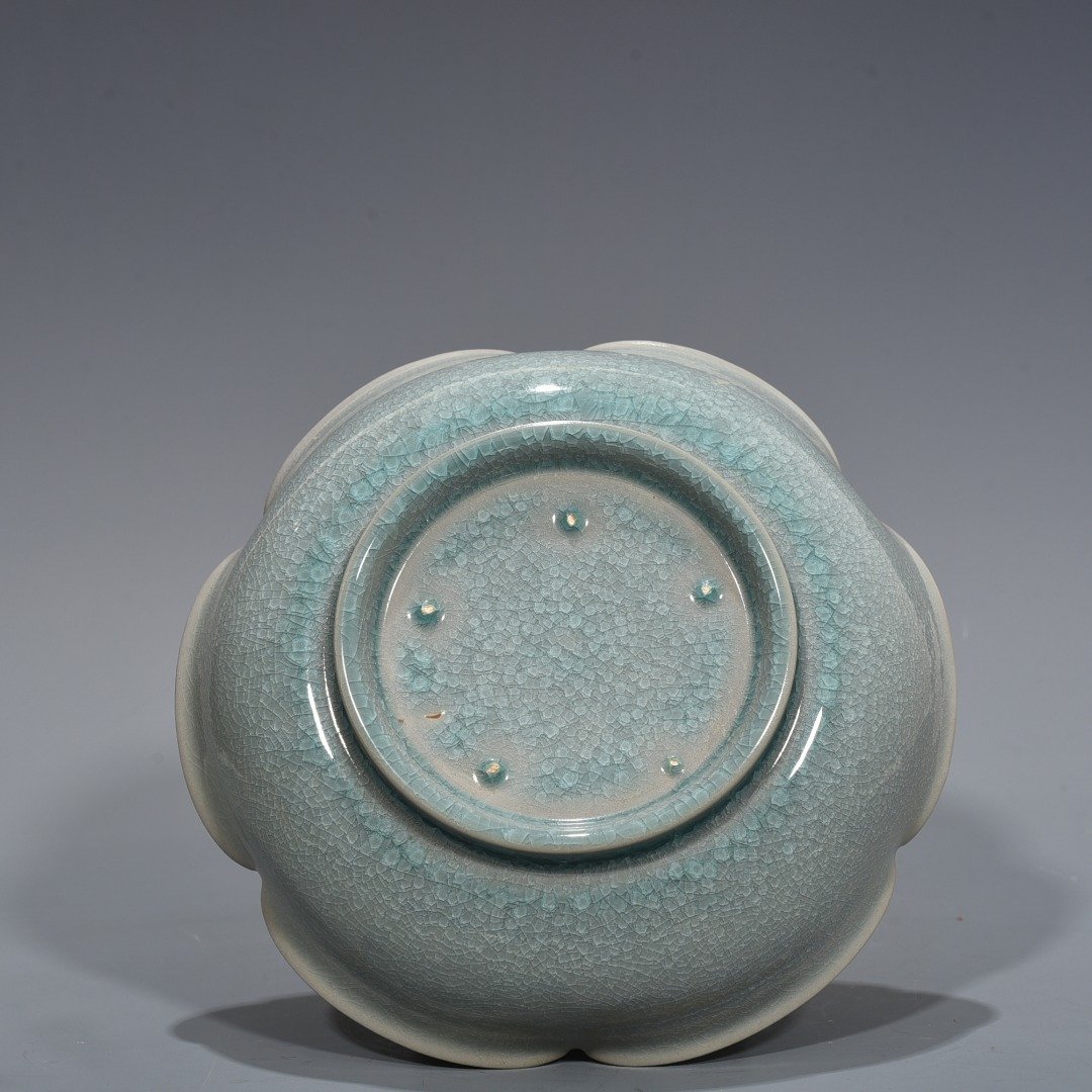 Song Dynasty Ru kiln azure glaze ice cracked lotus leaf wash