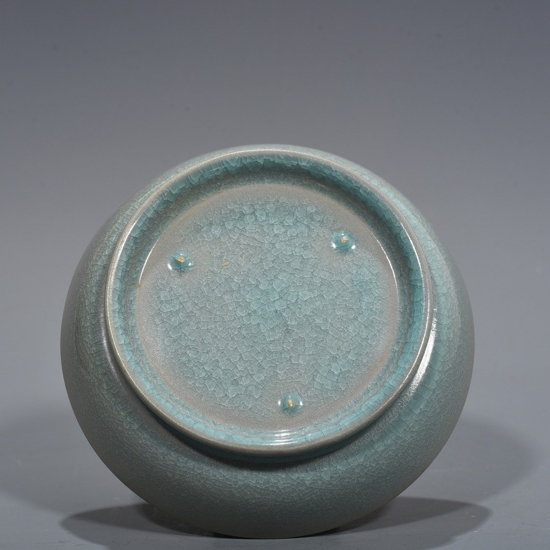 Song Dynasty Ru Kiln azure glaze ice cracked round wash