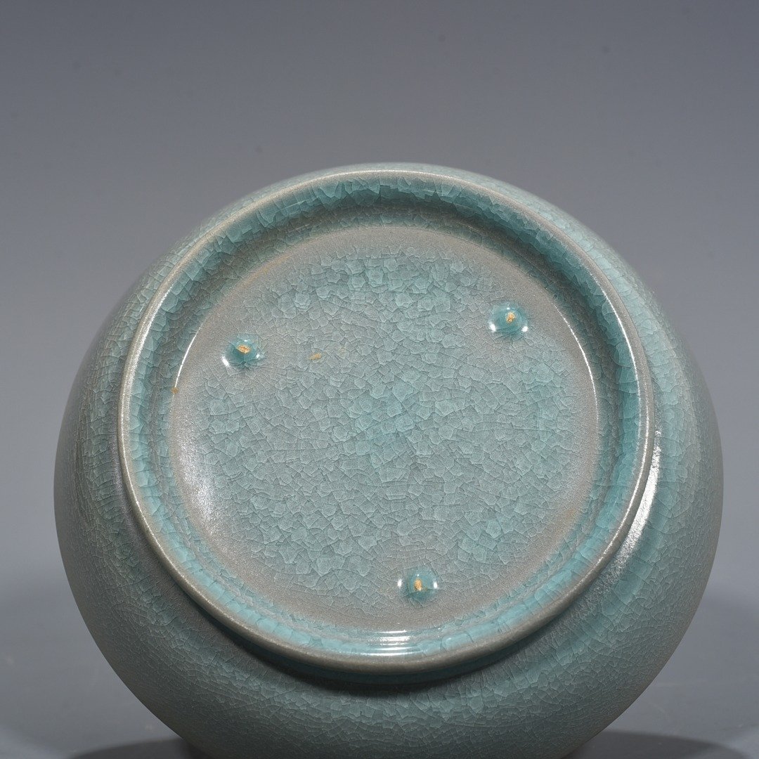 Song Dynasty Ru Kiln azure glaze ice cracked round wash