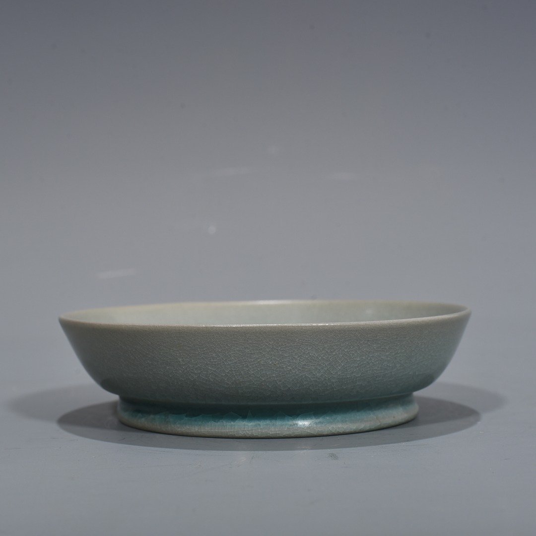 Song Dynasty Ru Kiln azure glaze ice cracked round wash