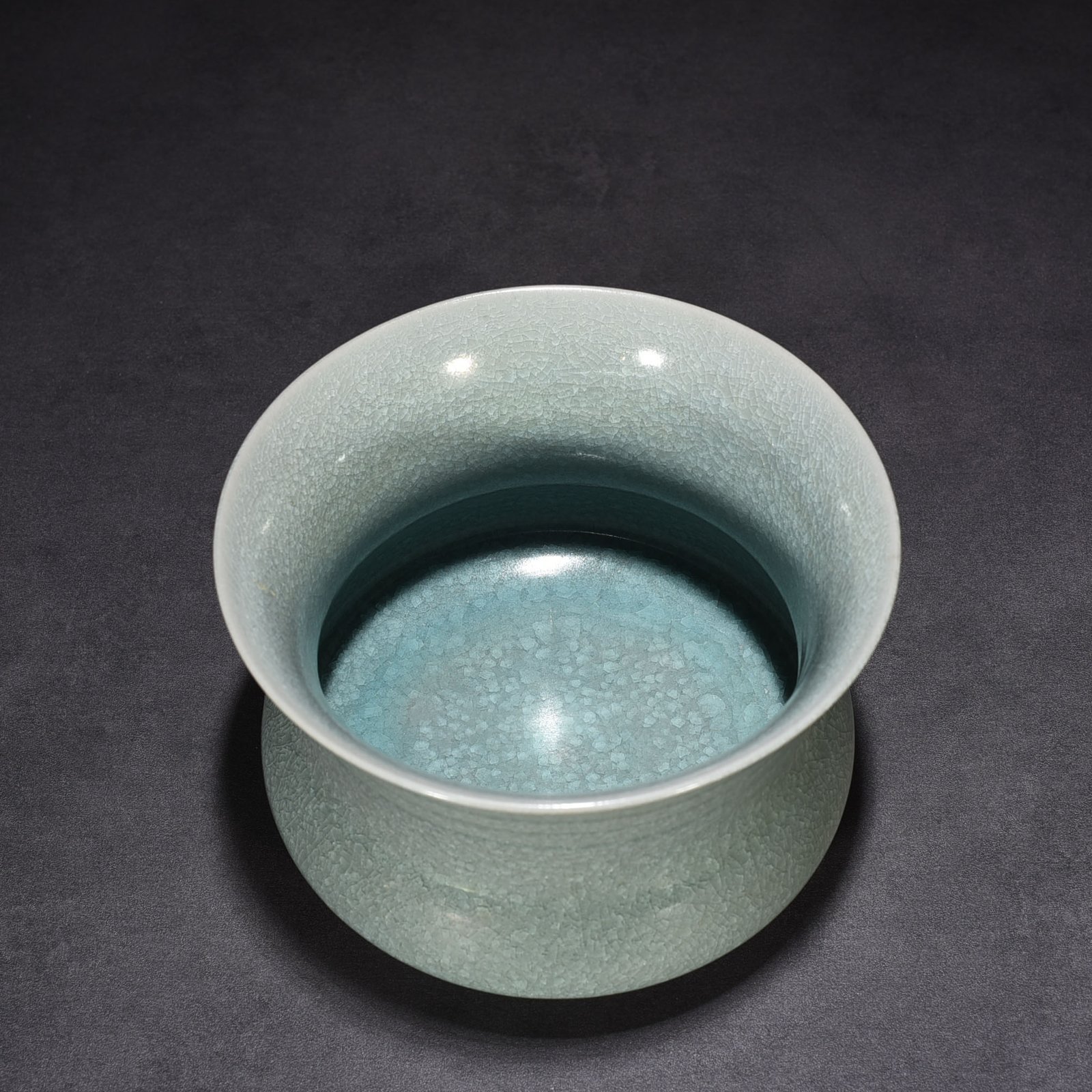 Song Dynasty Ru kiln azure glaze ice cracked slag bucket