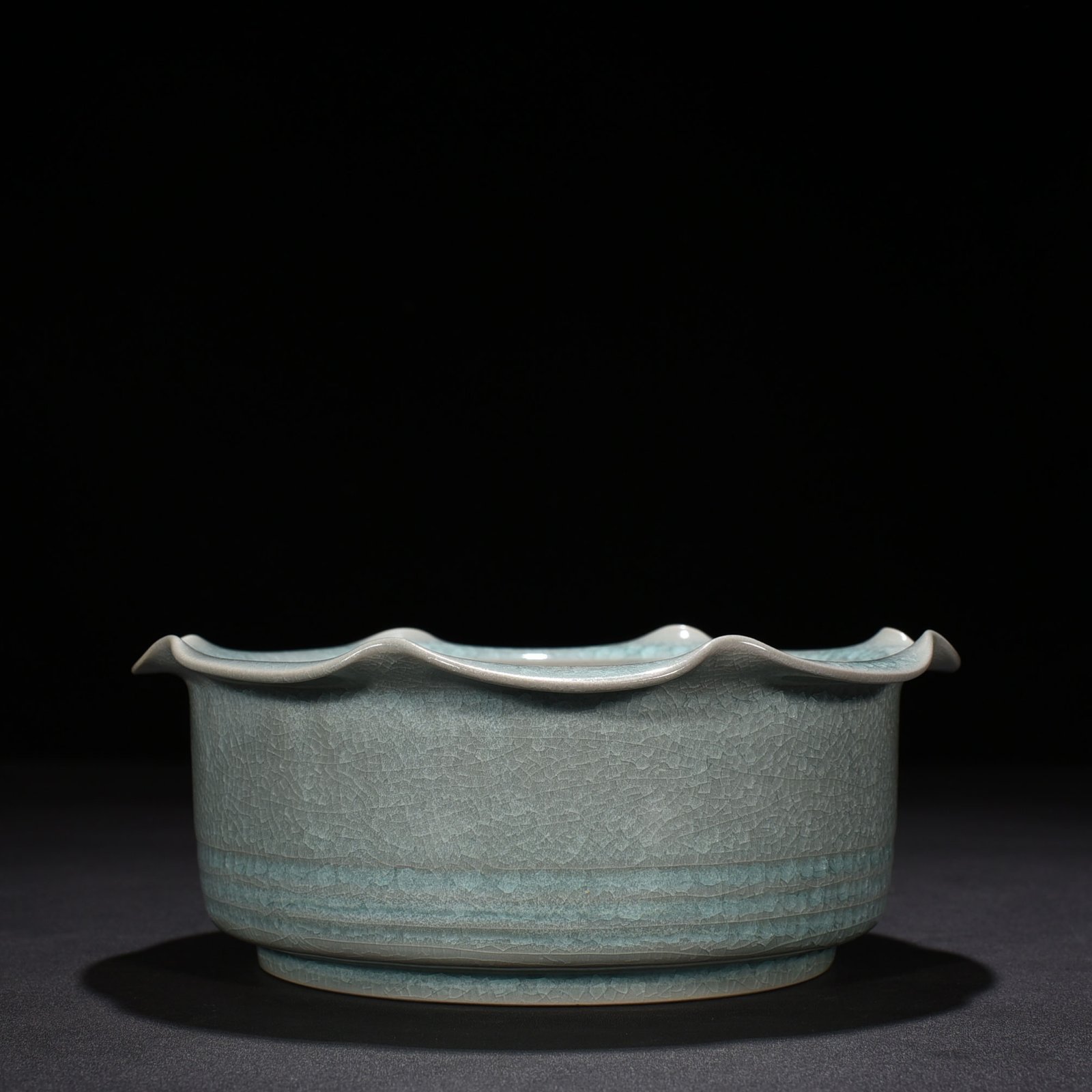 Song Dynasty Ru kiln azure glaze ice crackle dazzling pattern sunflower mouth wash