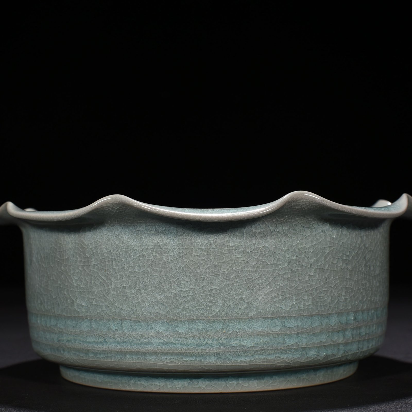 Song Dynasty Ru kiln azure glaze ice crackle dazzling pattern sunflower mouth wash