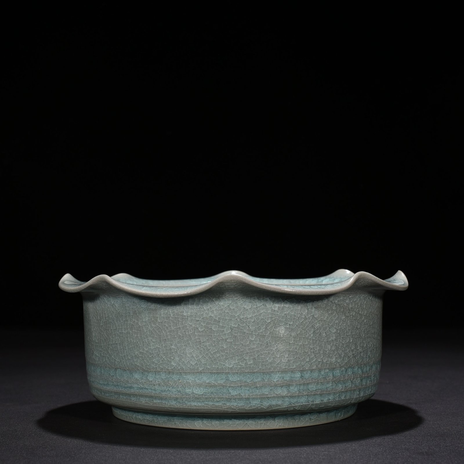 Song Dynasty Ru kiln azure glaze ice crackle dazzling pattern sunflower mouth wash