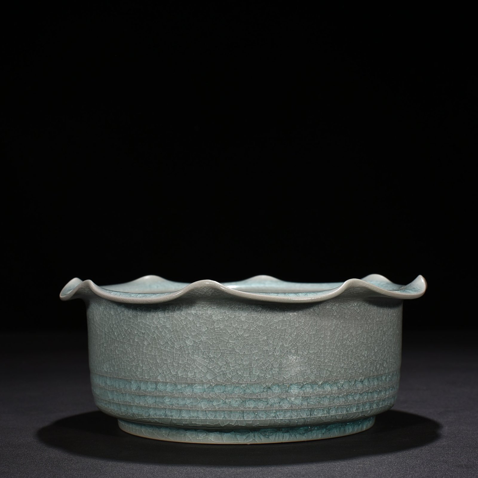 Song Dynasty Ru kiln azure glaze ice crackle dazzling pattern sunflower mouth wash