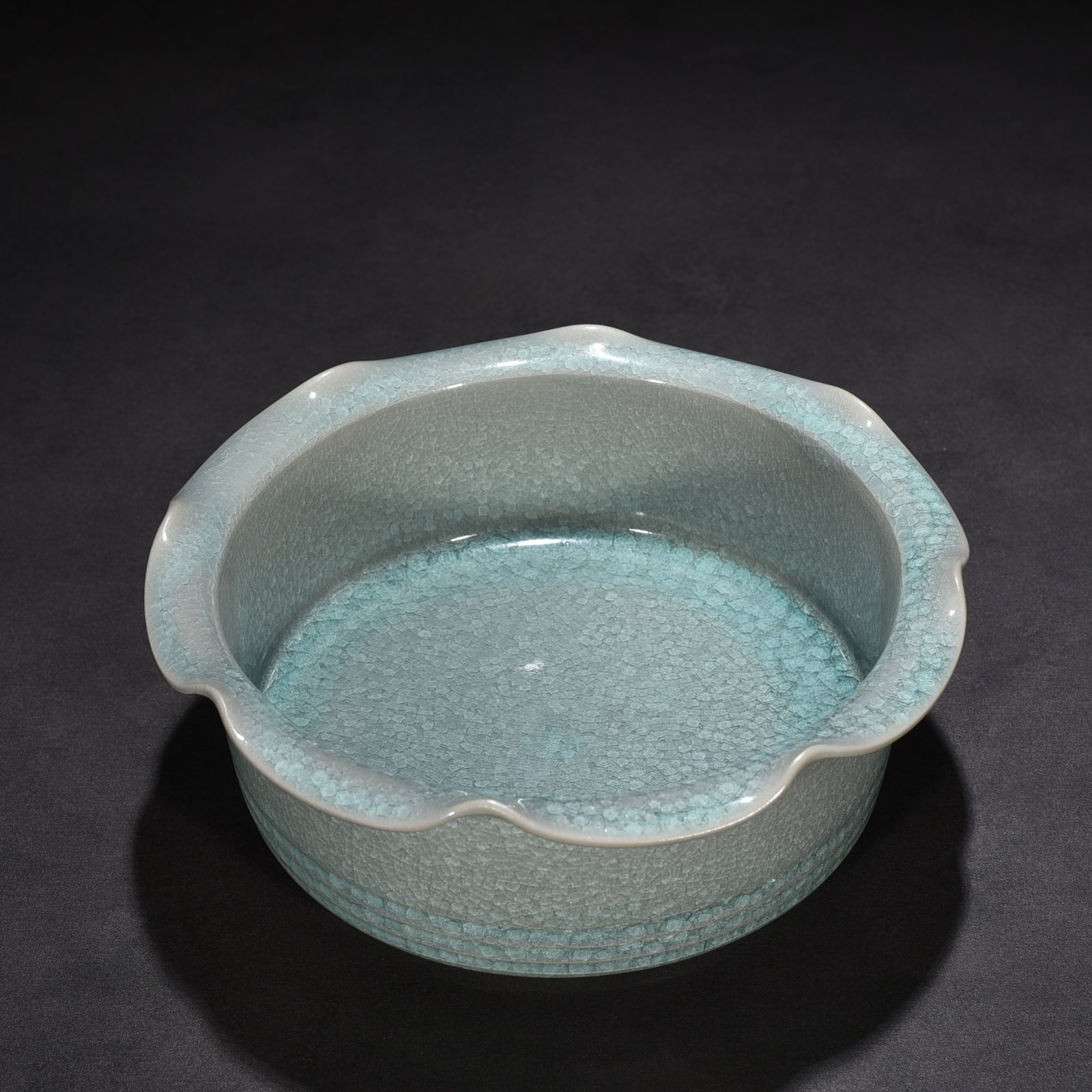Song Dynasty Ru kiln azure glaze ice crackle dazzling pattern sunflower mouth wash