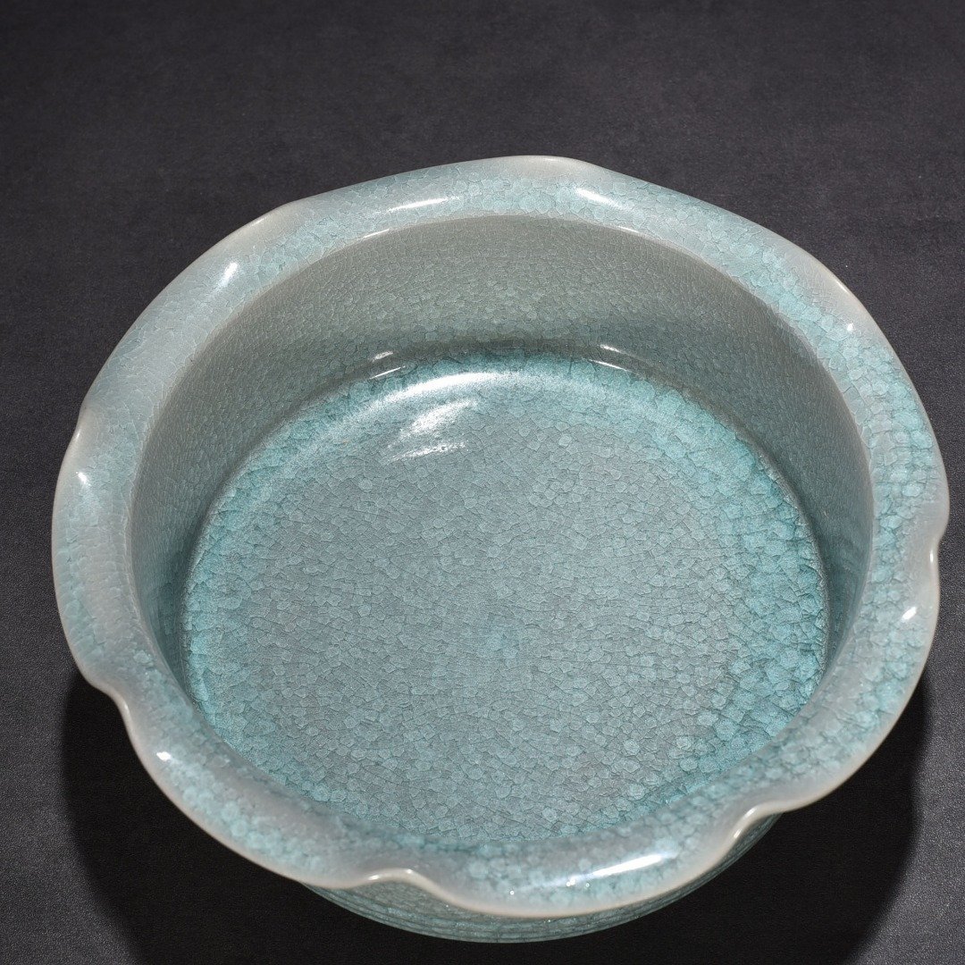 Song Dynasty Ru kiln azure glaze ice crackle dazzling pattern sunflower mouth wash