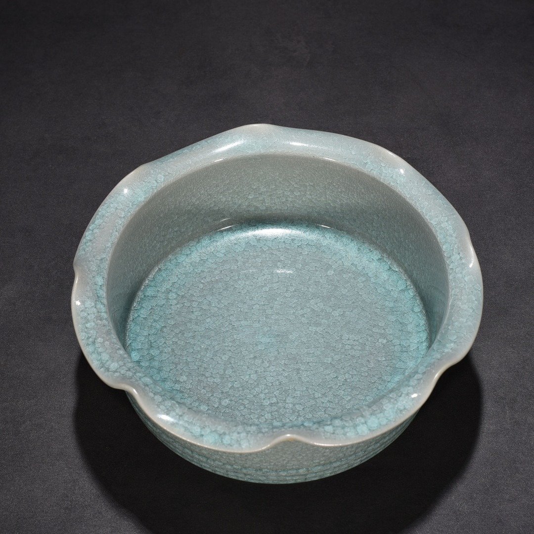 Song Dynasty Ru kiln azure glaze ice crackle dazzling pattern sunflower mouth wash