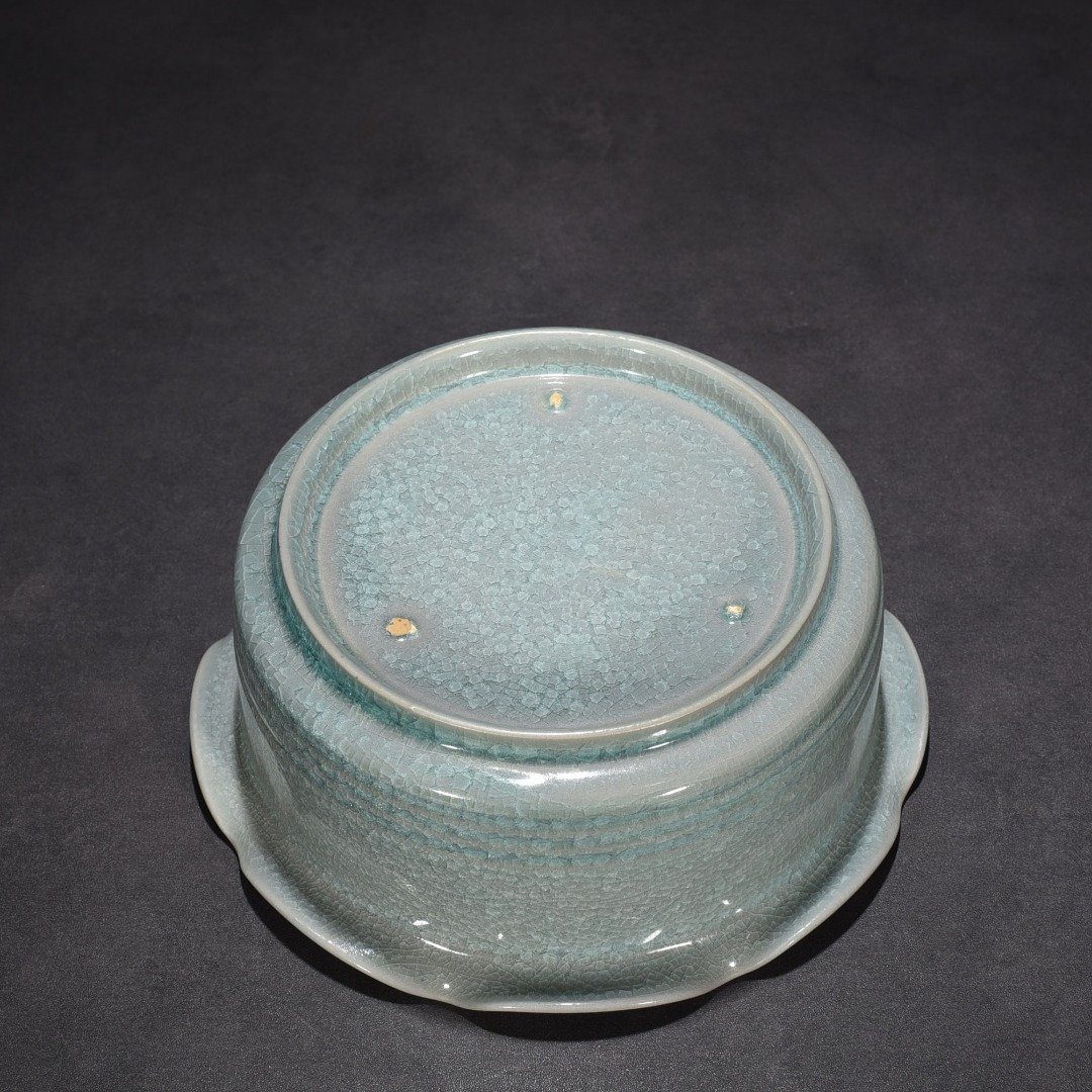 Song Dynasty Ru kiln azure glaze ice crackle dazzling pattern sunflower mouth wash