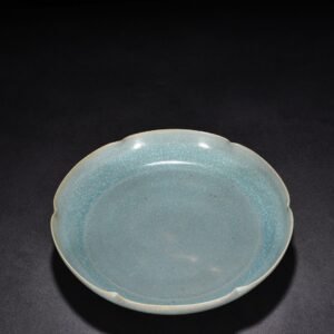 Song Dynasty Ru kiln azure glaze ice crackled sunflower mouth plate
