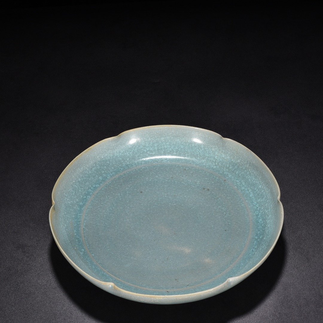 Song Dynasty Ru kiln azure glaze ice crackled sunflower mouth plate