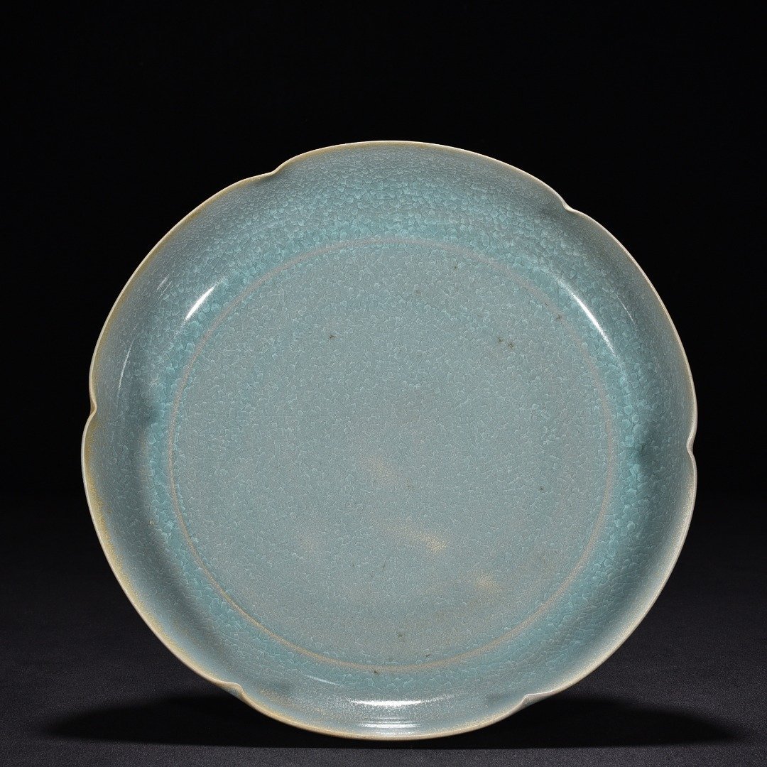 Song Dynasty Ru kiln azure glaze ice crackled sunflower mouth plate