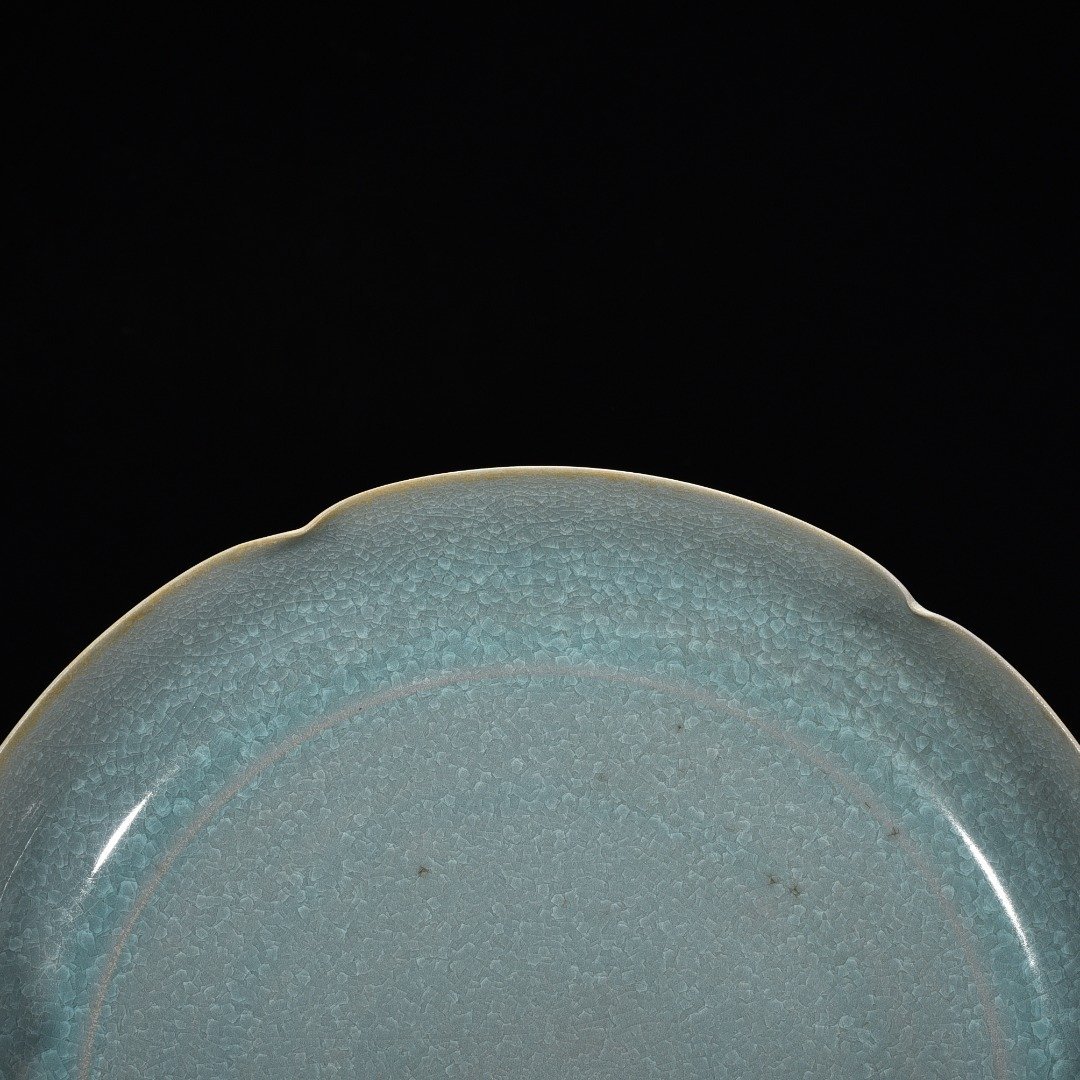 Song Dynasty Ru kiln azure glaze ice crackled sunflower mouth plate